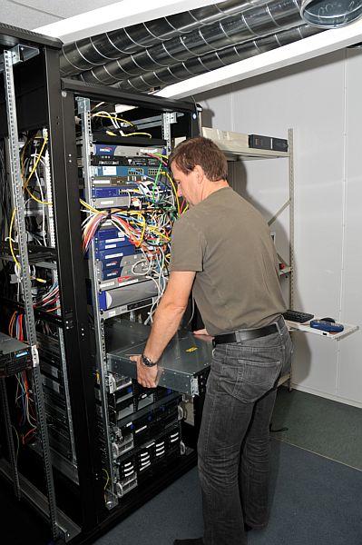 Kjetil setter VMWare-serverne på plass igjen.