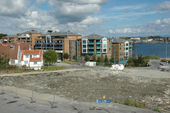 Ryddearbeidet er ferdig. Hadde de bare plantet plen og park nå...