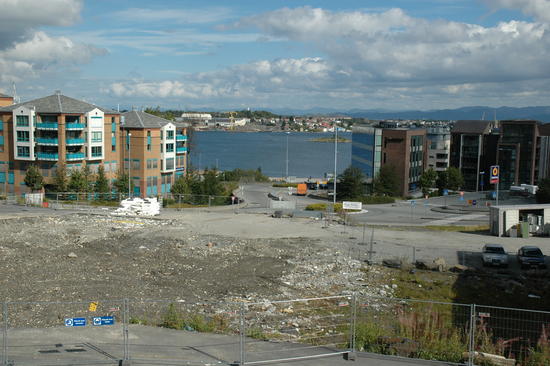 Ryddearbeidet er ferdig. Hadde de bare plantet plen og park nå...