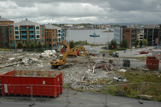 De gamle bygningene er revet og er i ferd med å bli fjernet.